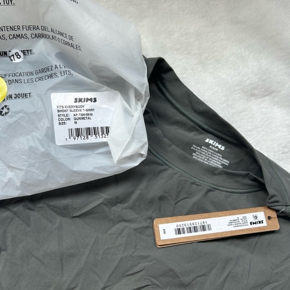 NEW Skims Gunmetal short sleeve t shirt - Picture 5 of 6